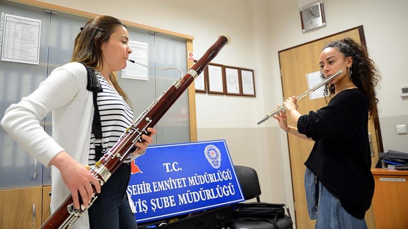 Çalınan enstrümanlarını bulan polislere konser verdiler