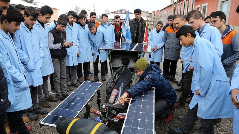 Fransız 'seyyah'tan öğrencilere hadisli çevre mesajı