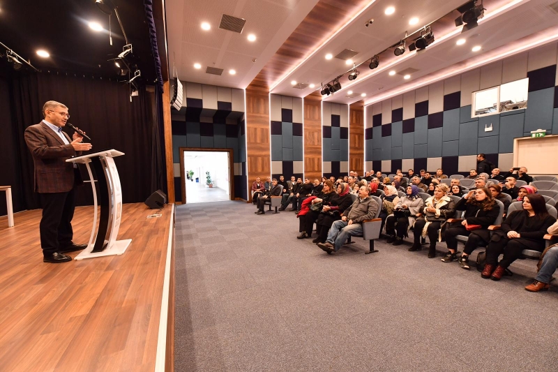 Hilmi Türkmen AK Parti Üsküdar Teşkilatına Eserlerini Tanıttı.