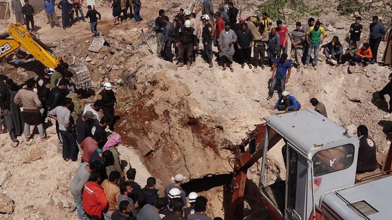 İdlib'e hava saldırısı: 16'sı öğrenci 20 ölü