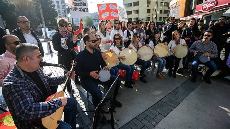 Öğretmenler müziği sokağa taşıdı