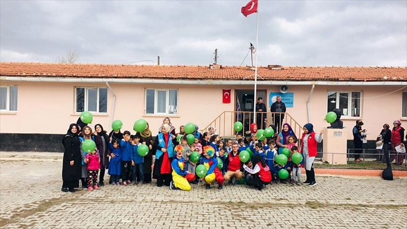 Üniversite öğrencileri köyde yaşayan çocukları sevindirdi