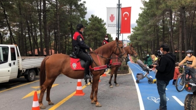 Atlı Polisler Millet Bahçesi’nde Koronavirüs Denetimi Yaptı