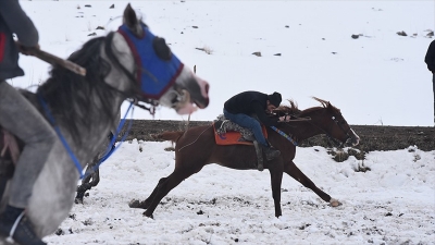 Cirit atlarının 'kar üstündeki dansı' başladı