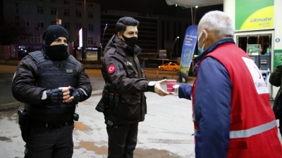 SOKAK ÇIKMA KISITLAMASINDA GÖREVLİLERE ÇORBA İKRAMI