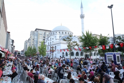 SULTAN MURAT CADDESİ’NDE KURULAN İFTAR SOFRASINDA BULUŞTU