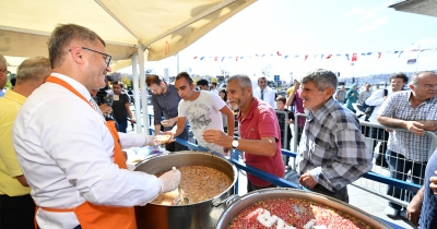 ÜSKÜDAR MEYDANI’NDA 10 BİN KİŞİYE AŞURE DAĞITILDI