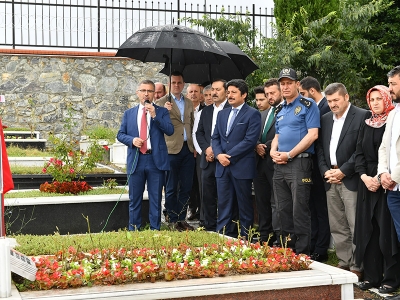 ÜSKÜDAR’IN ŞEHİTLERİ MEZARLARI BAŞINDA DUALARLA ANILDI